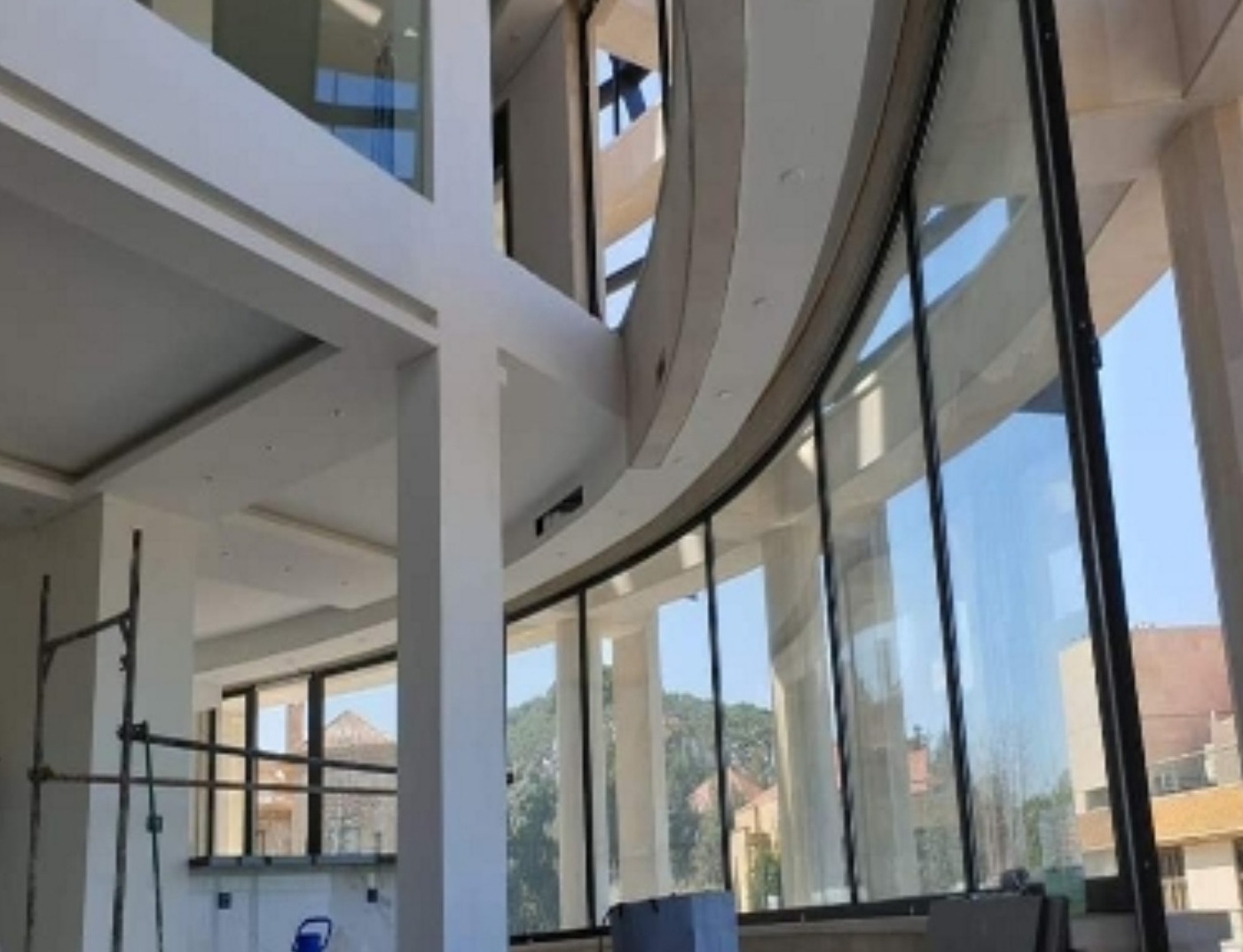 Curved interior aluminum and glazing detail by ALUNA