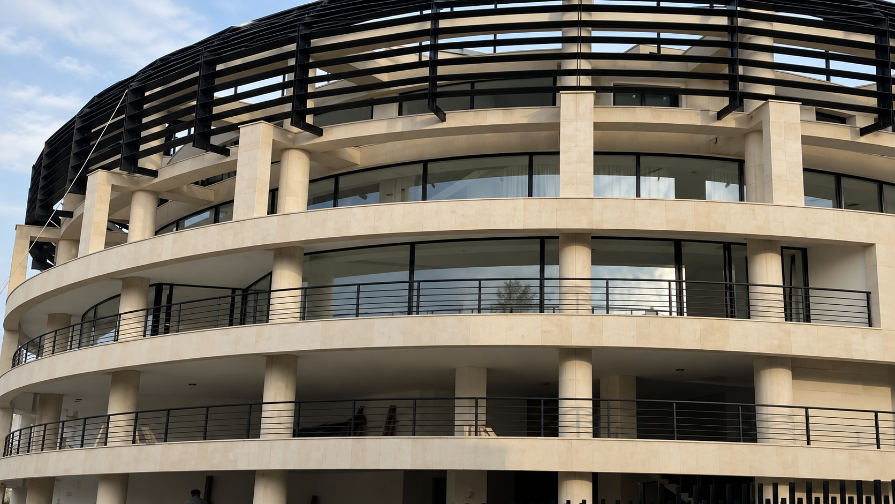 Curved aluminum and glazing façade at Kayfoun Residence